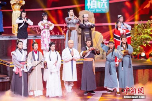 圖為眾多知名演員亮相“四海同春”2019全球華僑華人春節(jié)大聯(lián)歡錄制現(xiàn)場。