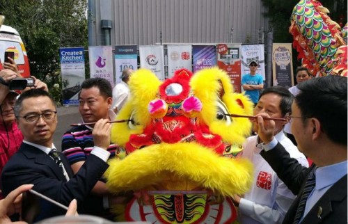 中國駐奧克蘭副總領(lǐng)事肖業(yè)文與華人國會議員楊健博士為舞龍點睛。（新西蘭中華新聞社/孫學(xué)良 攝）