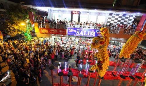 民眾一早到沙林茶室占好位子，觀賞精彩舞獅表演。（馬來西亞《星洲日報》）