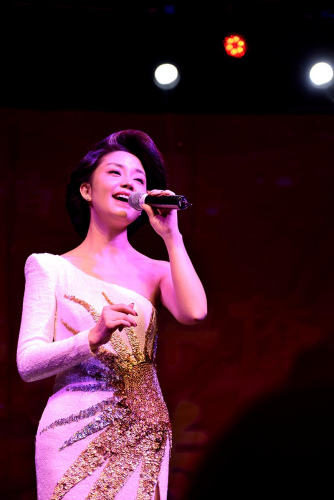 桐瑤在演唱“漫步人生路”。(《芝加哥華語論壇》報/張大衛(wèi) 攝)