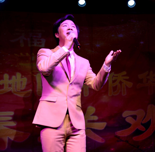 黃梟在演唱“南屏晚鐘”。(《芝加哥華語論壇》報/張大衛(wèi) 攝)