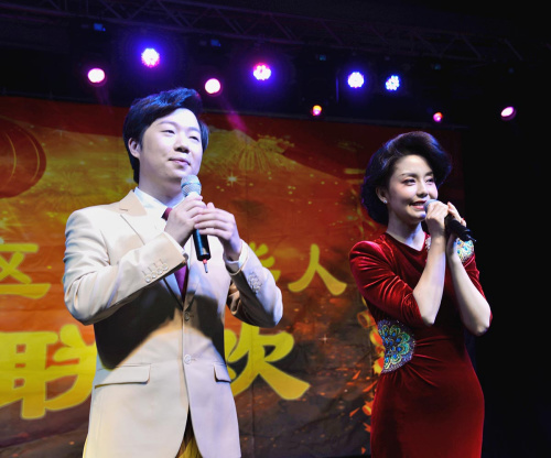 桐瑤與黃梟合唱“你怎么說”。(《芝加哥華語論壇》報/張大衛(wèi) 攝)