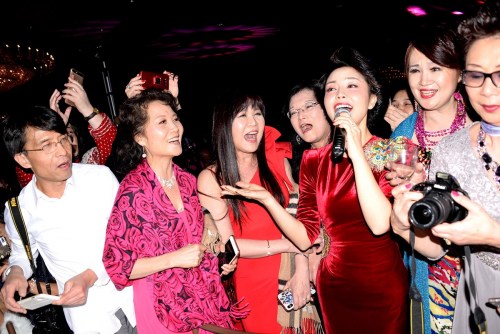桐瑤在與觀眾互動中一起演唱。(《芝加哥華語論壇》報/張大衛(wèi) 攝)