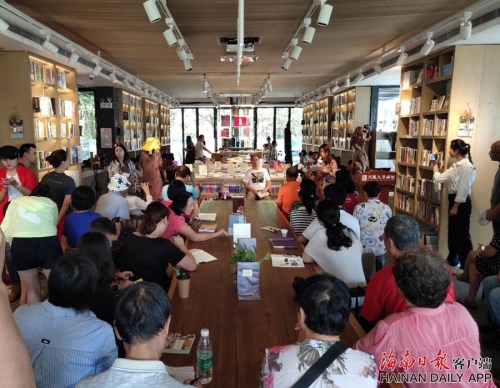 書屋還開設(shè)了讀書分享會(huì)。海南日?qǐng)?bào)記者袁宇攝