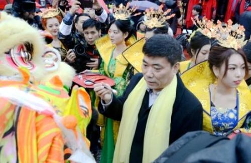 中國駐米蘭總領(lǐng)館總領(lǐng)事宋雪峰為龍獅點睛。(圖片來源：歐聯(lián)網(wǎng))