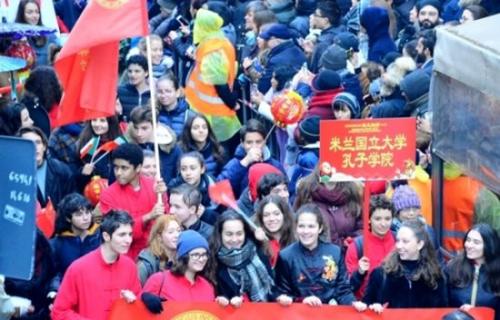 意大利人彩妝巡游隊伍。(圖片來源：歐聯(lián)網(wǎng))