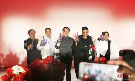 圖為黃屏等送上新年祝福。（美國《僑報》 管黎明攝））