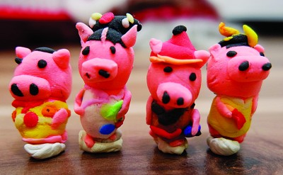 擁有藝術(shù)天賦的兒子，也隨著《延禧攻略》的潮流，制作出4只小豬。 (馬來西亞光華網(wǎng)／翁逸華 攝)