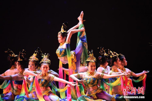 當?shù)貢r間2月10日，多倫多華星藝術(shù)團表演舞蹈《大敦煌》。當晚，由多倫多華星藝術(shù)團主辦的2019“四海同春·華星閃耀”新春晚會在加拿大多倫多上演。<a target='_blank' >中新社</a>記者 余瑞冬 攝