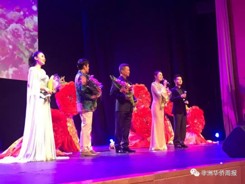 著名歌唱家閻維文與蔡國(guó)慶亮相晚會(huì)。（來(lái)源：非洲華僑周報(bào)微信公號(hào)）
