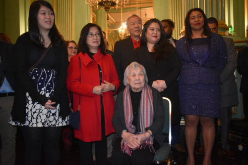 舊金山現(xiàn)任市長(zhǎng)布里德(右一)、李孟賢母親陳雅貞(中)、夫人林進(jìn)敏(左二)、女兒李應(yīng)鈺(右二)和李明慧(左一)等出席了影片放映前的招待會(huì)。(美國(guó)《世界日?qǐng)?bào)》/黃少華 攝)