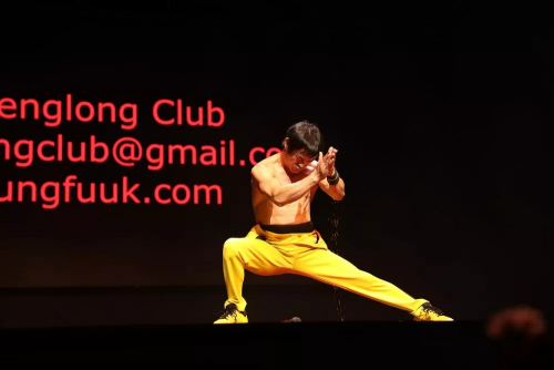 倫敦當(dāng)?shù)毓Ψ驁F(tuán)體恒龍功夫俱樂部特邀教練、中國達(dá)人秀李小龍模仿者李勝強(qiáng)帶來的精彩功夫表演，引起全場驚呼和掌聲連連。