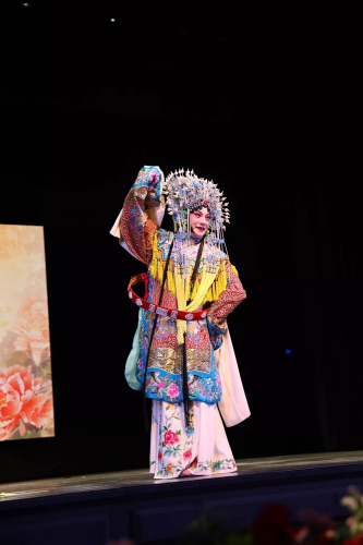 梅派第三代傳人青衣男旦胡文閣出場，為晚會掀起了一個高潮。