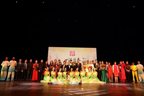 圖為演出結(jié)束后嘉賓和眾明星、演職人員照全家福。