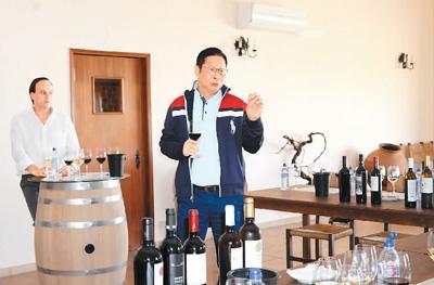 林昱在百力高酒莊部署擴(kuò)大生產(chǎn)及基建改造工作。