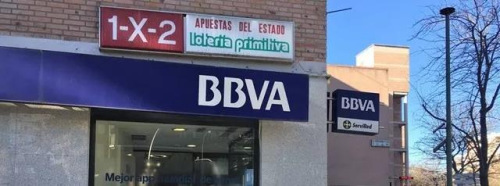 　　位于馬德里Usera區(qū)的一家BBVA銀行營業(yè)廳。(圖片來源：西班牙《日報》)
