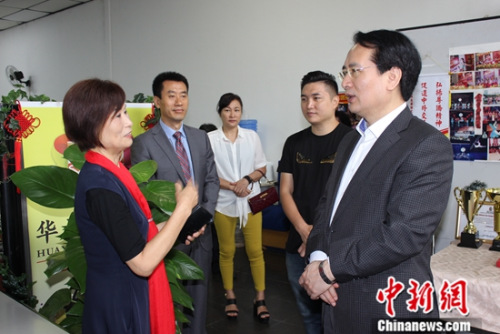 當?shù)貢r間2月13日，中華海外聯(lián)誼會副會長譚天星(右一)參觀考察巴西(圣保羅)華星藝術(shù)團。<a target='_blank' >中新社</a>記者 莫成雄 攝