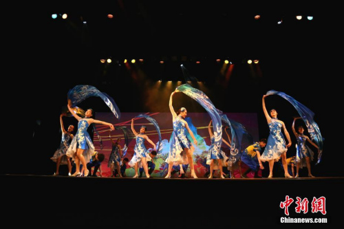 2月15日，2019年“四海同春”亞洲團來到日本東京，為當?shù)貎S胞帶來一場視聽盛宴。圖為舞蹈表演《魚躍龍門步步高》。<a target='_blank' >中新社</a>記者 呂少威 攝