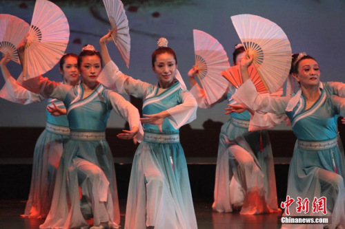 當?shù)貢r間2月10日，多倫多華星藝術團表演舞蹈《大敦煌》。當晚，由多倫多華星藝術團主辦的2019“四海同春·華星閃耀”新春晚會在加拿大多倫多上演。<a target='_blank' >中新社</a>記者 余瑞冬 攝