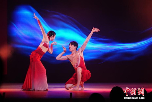 2月18日晚，2019年“四海同春”亞洲團(tuán)在印尼泗水傾情獻(xiàn)藝，提前為當(dāng)?shù)貎S胞送上元宵節(jié)祝福。圖為雙人舞《雙》。<a target='_blank' >中新社</a>記者 周欣嬡 攝