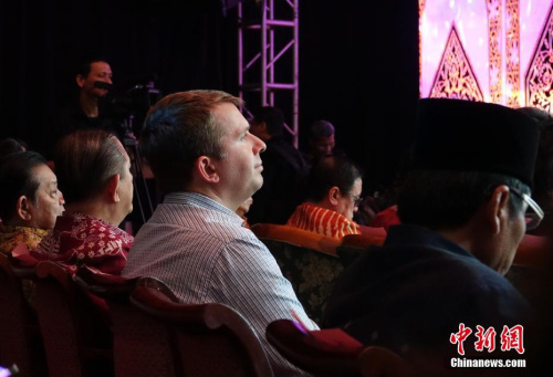 圖為觀看表演的印尼僑胞與外國朋友。<a target='_blank' >中新社</a>記者 周欣嬡 攝