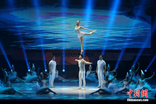 圖為雜技《肩上芭蕾》，以獨(dú)具東方魅力的雜技表演形式、舞臺背景和中國風(fēng)服裝，對西方舞蹈芭蕾進(jìn)行另類詮釋。<a target='_blank' >中新社</a>記者 謝光磊 攝