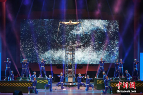 圖為曾登上2018年央視春晚的雜技節(jié)目《筑夢未來》。<a target='_blank' >中新社</a>記者 謝光磊 攝