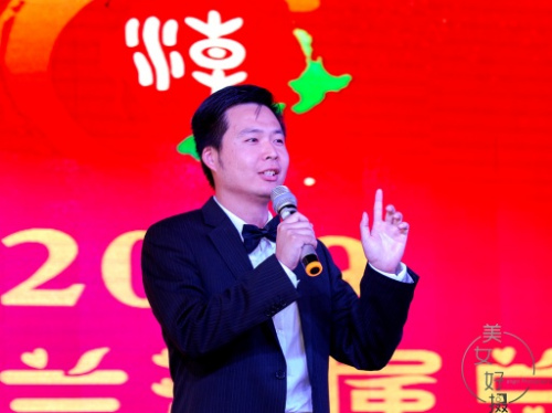 主持人陳植先生。