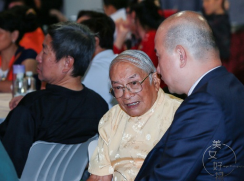 眼角中流露的絲絲思鄉(xiāng)情懷，離家時的青澀少年現(xiàn)在已白發(fā)蒼蒼 ，以鄉(xiāng)語慰鄉(xiāng)愁。