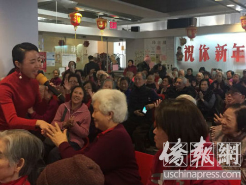 老人家們與藝術家熱烈互動。(美國《僑報》/林菁 攝)