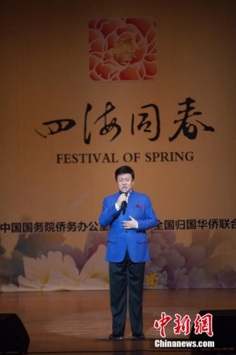 圖為中國男高音歌唱家呂繼宏為觀眾獻唱歌曲《咱老百姓》。<a target='_blank' >中新社</a>記者 馬德林 攝