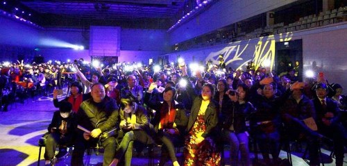 郭蓉在演唱歌曲《紅旗飄飄》時，現(xiàn)場觀眾紛紛打開手機的閃光燈，伴隨著旋律揮動手臂。