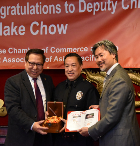 (左起)羅省中華總商會(huì)主席莊佩源、即將上任的洛市副警局局長(zhǎng)周寶來(lái)和羅省中華總商會(huì)新任理事陳嘉汶。莊佩源提供