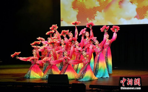 資料圖：2019年2月16日晚，“四海同春”慰僑演出，在悉尼國際會議中心舉行，為當(dāng)?shù)厝A僑華人和民眾送來新春祝福。圖為歌舞《盛世歡歌》。<a target='_blank' >中新社</a>發(fā) 姜長庚 攝
