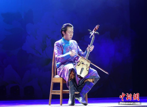 圖為中央民族歌舞團(tuán)青年馬頭琴演奏家張鐸表演《萬馬奔騰》。<a target='_blank' >中新社</a>記者 周欣嬡 攝