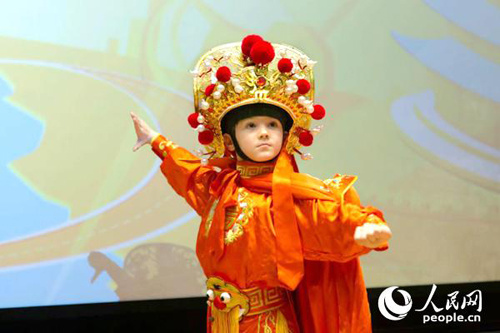 在活動(dòng)現(xiàn)場(chǎng)，李澳利身著戲服為觀眾展示了一段川劇變臉。