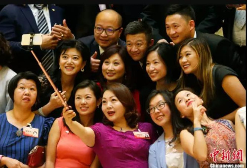 “第十一屆世界華裔杰出青年華夏行”在北京開幕，華裔杰出青年代表自拍留念。<a target='_blank' >中新社</a>記者 韓海丹 攝