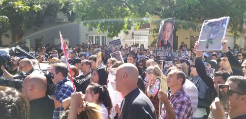 拉普拉塔華人街頭抗議，就男童溺亡一案向校方討公正(圖片來(lái)源：拉普拉塔商會(huì)) 