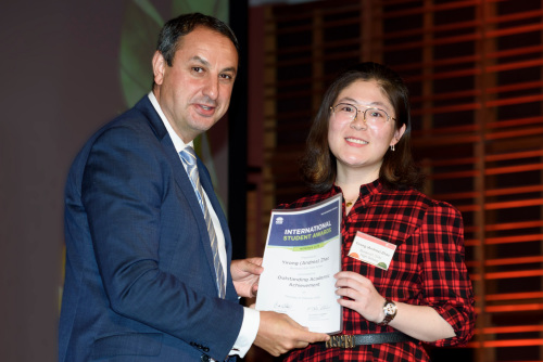 迪斯達(dá)（左）向中國留學(xué)生趙軼嶸（右）頒發(fā)「優(yōu)秀學(xué)業(yè)獎」證書。