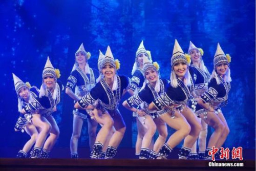 資料圖：當?shù)貢r間2月21日，繼泗水站后，2019年“四海同春”亞洲團棉蘭場演出成功舉行。圖為哈尼族舞蹈《山谷回響》。<a target='_blank' >中新社</a>記者 周欣嬡 攝