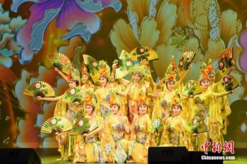 資料圖：當?shù)貢r間2月24日，由中國國務院僑辦、中國僑聯(lián)主辦的2019年“四海同春”慰僑演出在美國首都華盛頓舉行。本次演出團先后在美國邁阿密、圣安東尼奧、紐約、費城巡演。當晚，在華盛頓的“收官”演出贏得滿堂喝彩。<a target='_blank' >中新社</a>記者 陳孟統(tǒng) 攝