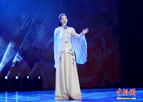 當?shù)貢r間2月24日晚，2019年“四海同春”亞洲團在仰光國家大劇院迎來收官演出。該團農(nóng)歷正月初三由北京出發(fā)，期間分別到訪日本、印尼、緬甸三個國家，為名古屋、福岡、東京、泗水、棉蘭、仰光等六座城市帶來了精彩絕倫的文化盛宴。圖為女高音歌唱家雷佳演唱《蘆花》。<a target='_blank' >中新社</a>記者 周欣嬡 攝