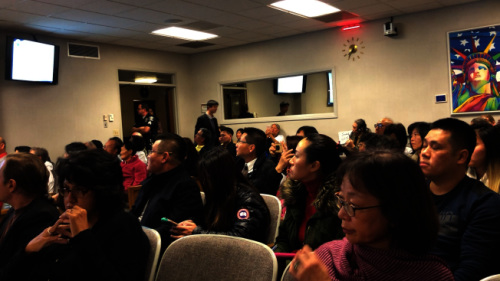 近百位華裔民眾從圣谷各市前來抗議。(美國《世界日報》/李雪 攝)