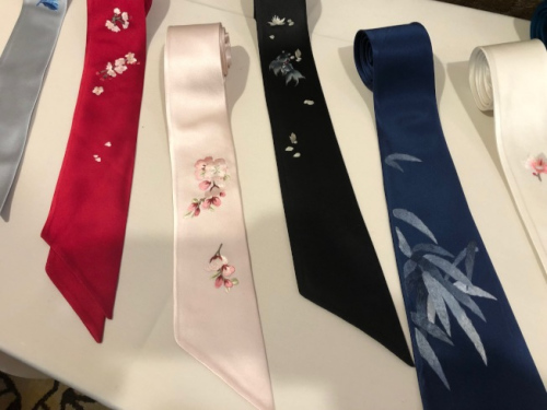 將中國(guó)傳統(tǒng)的蘇繡和西方面料結(jié)合的小絲巾。(美國(guó)《世界日?qǐng)?bào)》/張宏 攝)