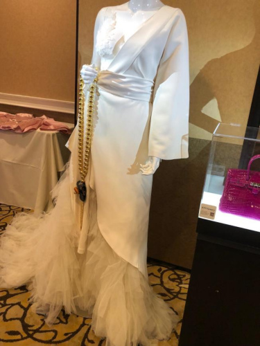 訂制符合華人審美和身材要求的婚紗。(美國(guó)《世界日?qǐng)?bào)》/張宏 攝)