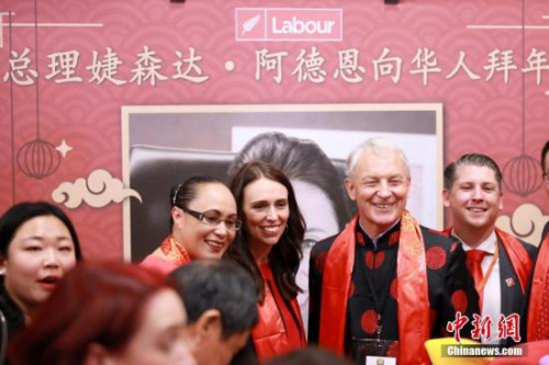 2月2日，作為新西蘭奧克蘭市一年一度最具人氣的中國(guó)新年慶祝活動(dòng)——2019“歡樂春節(jié)”新春花市同樂日活動(dòng)在奧克蘭ASB會(huì)展中心開幕，近5萬名華僑華人與當(dāng)?shù)鼐用窆餐惺苤袊?guó)新年的熱鬧氣氛。圖為新西蘭政要向當(dāng)?shù)厝A僑華人送上中國(guó)新年祝福。<a target='_blank' >中新社</a>發(fā) 張健勇 攝