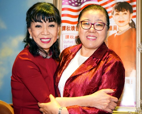 休斯敦華文作家協(xié)會(huì)會(huì)長(zhǎng)陳瑞林(右)與譚秋晴合影。(美國(guó)《世界日?qǐng)?bào)》/賈忠 攝)