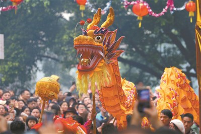 巡游中的彩龍。