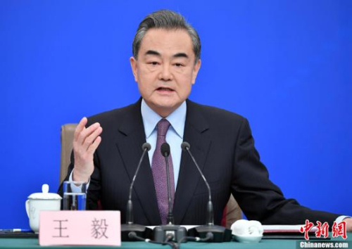 3月8日，十三屆全國人大二次會議新聞中心舉行記者會，邀請國務委員兼外交部長王毅就“中國外交政策和對外關系”相關問題回答中外記者提問。<a target='_blank' >中新社</a>記者 侯宇 攝