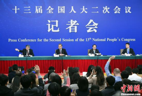 3月8日，十三屆全國人大二次會議新聞中心舉行記者會，邀請國務(wù)委員兼外交部長王毅就“中國外交政策和對外關(guān)系”相關(guān)問題回答中外記者提問。<a target='_blank' >中新社</a>記者 侯宇 攝